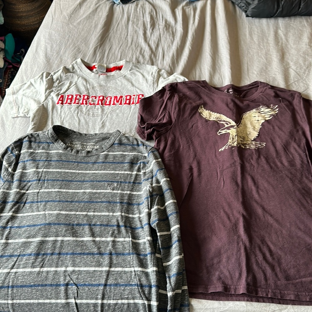 Men’s x 3 American Eagle Abercrombie tshirts and long sleeve cotton shirts